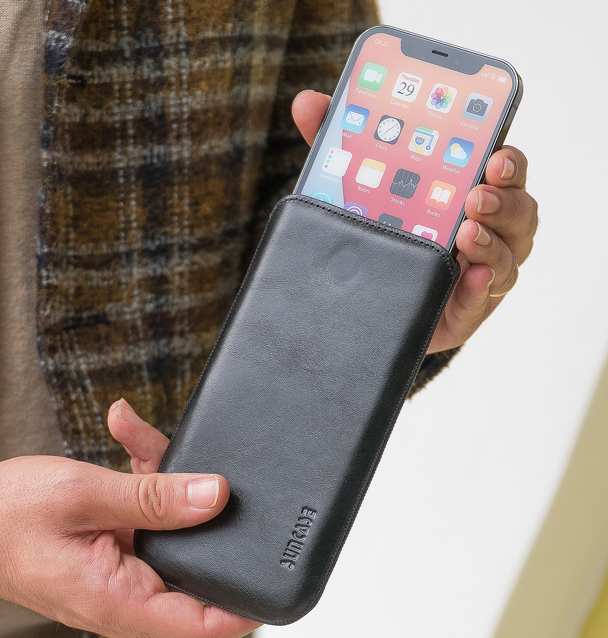 Suncase Custodia In Vera Pelle Per IPhone 15 Pro (6,1") - Marrone Rustico, Fatta A Mano, Con Linguetta.